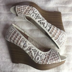 NWOT American Eagle Cream Lace Wedge-Size 7